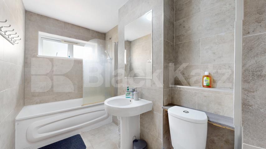 			3 Bedroom, 1 bath, 1 reception Flat			 Plender Street, Camden